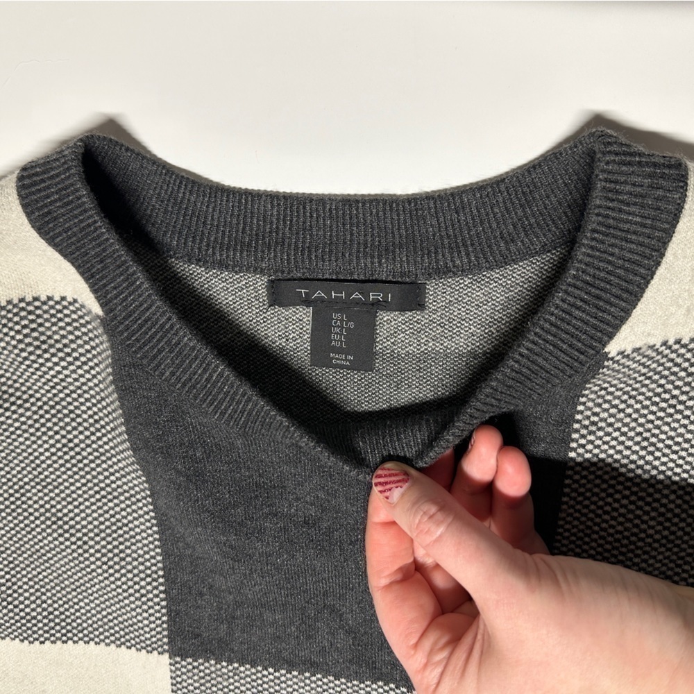 Tahari Soft Wide Check Plaid Knit Sweater Gray White Cottage Ranch Holiday Sz L - Picture 6 of 9